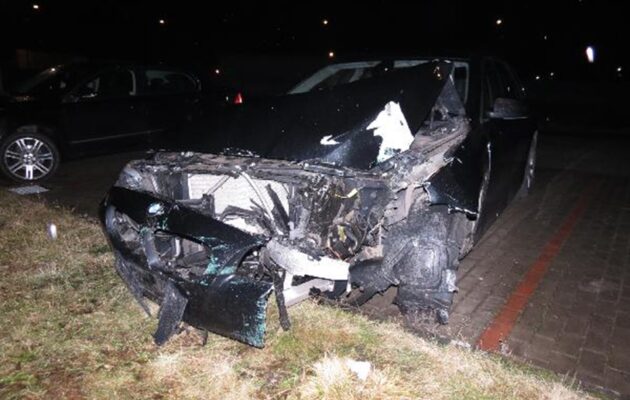 Řidič zdemoloval auto i zábradlí. O kousek dál zaparkoval a odešel