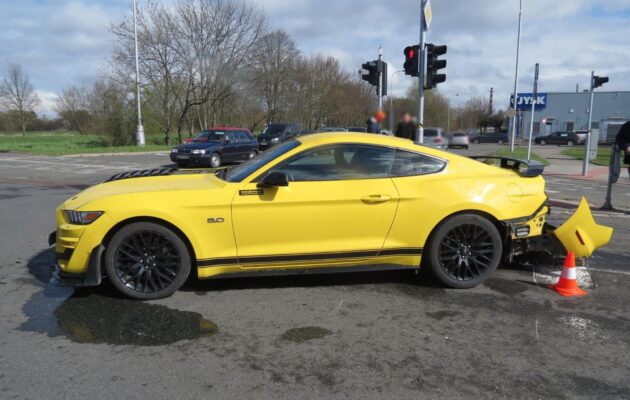 Muž bez řidičáku oslavil padesátiny jízdou v mustangu. Naboural auto i značku