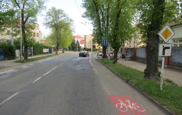 Řidičce v Buzulucké ulici vypadlo z jedoucího auta batole