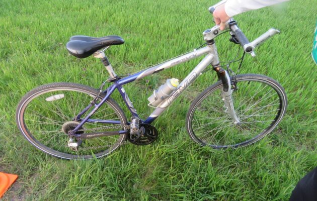 Asi 60letý cyklista včera těžce havaroval v Březhradě. Neznáte ho?