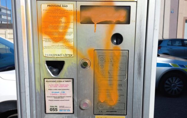 Sprejer se zaměřil na parkovací automaty v centru města. Už jich poničil 13