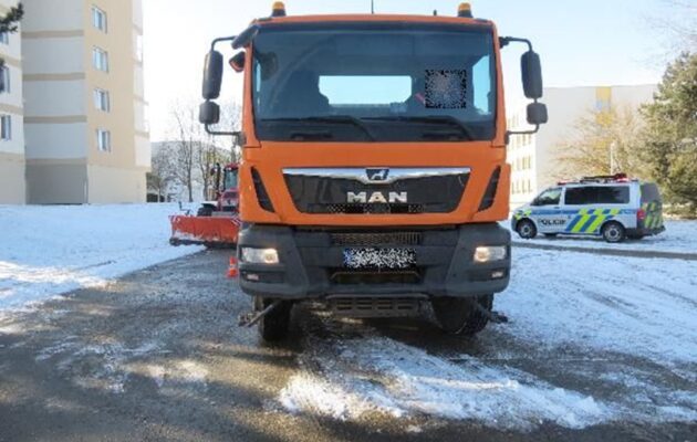 Seniorku srazil na chodníku sypač. Policisté hledají svědky nehody