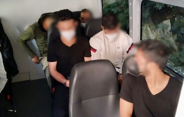 Policie odhalila v dodávce na dálnici D11 dvanáct běženců z Blízkého východu