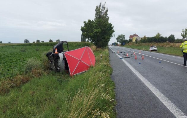 Při nehodě dvou aut na Hradecku zemřela žena, dvě děti utrpěly vážná zranění