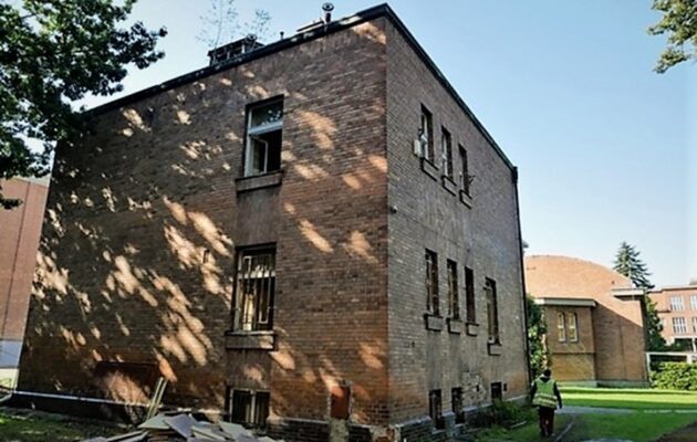 Gočárova vila v areálu gymnázia prochází rekonstrukcí, zatím vyšla na 2 miliony
