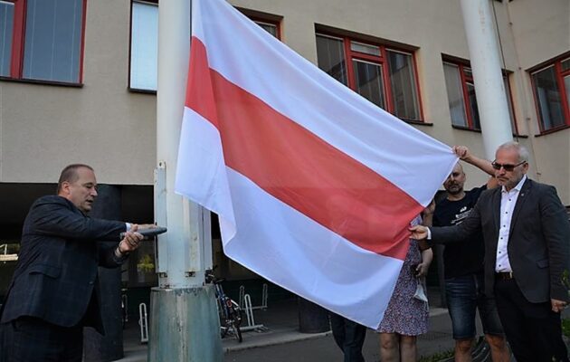 U magistrátu vyvěsili vlajku Běloruska na znamení solidarity s obyvateli této země