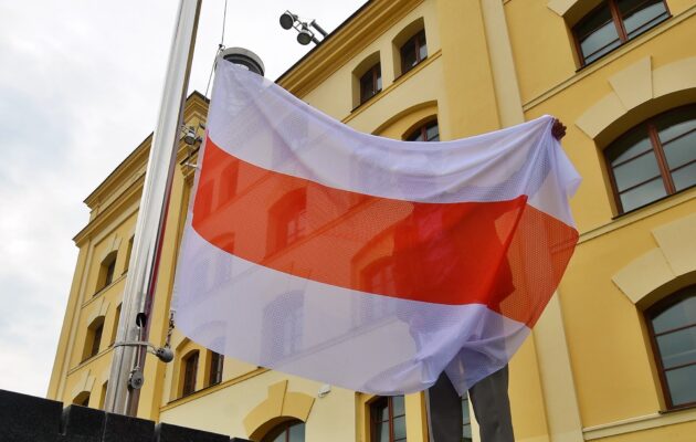 Na stožáru krajského úřadu vlaje běloruská vlajka, symbol solidarity