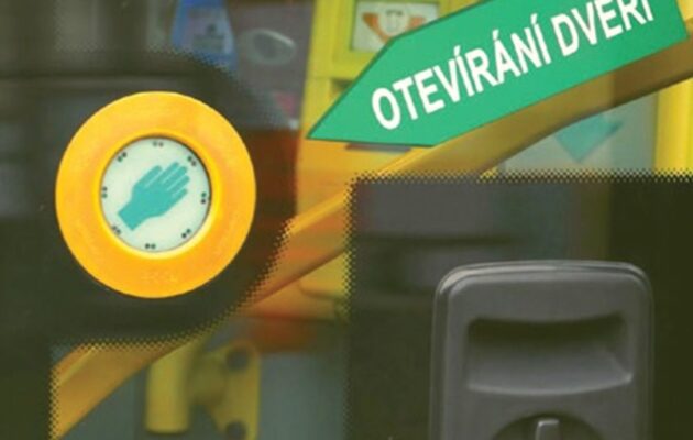 V MHD si cestující od března budou opět otevírat dveře sami