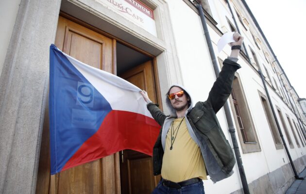 FOTO: Volební místnosti se otevřely, začaly volby do Poslanecké sněmovny