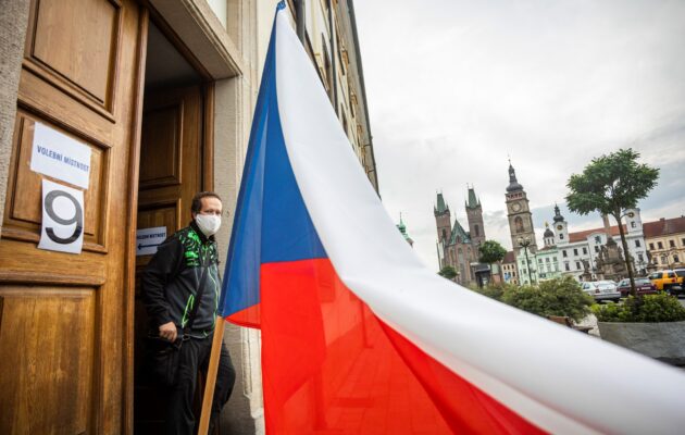 Začal roznos volebních lístků, volit se bude klasicky i zvláštními způsoby