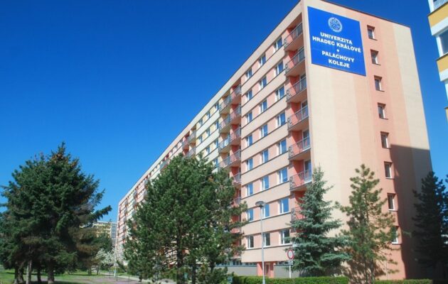 Omezení provozu kolejí univerzity provázejí zmatky kvůli novému vyjádření Plagy