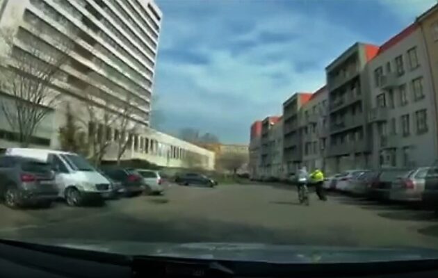 Policisté honili muže na ukradeném kole, do cesty se mu postavil strážník