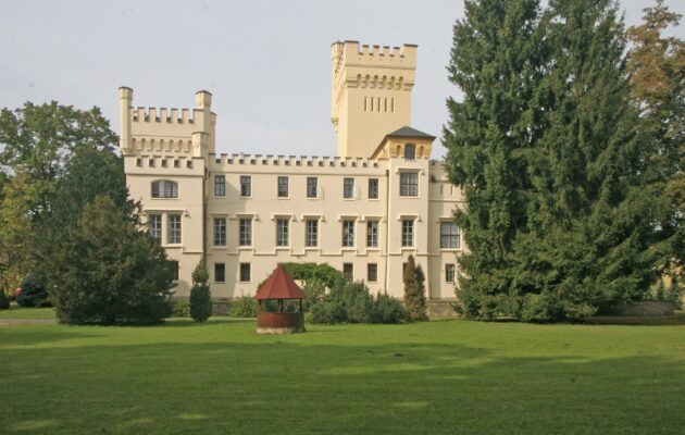 Na zámku ve Skřivanech na Hradecku našly ubytování desítky uprchlíků