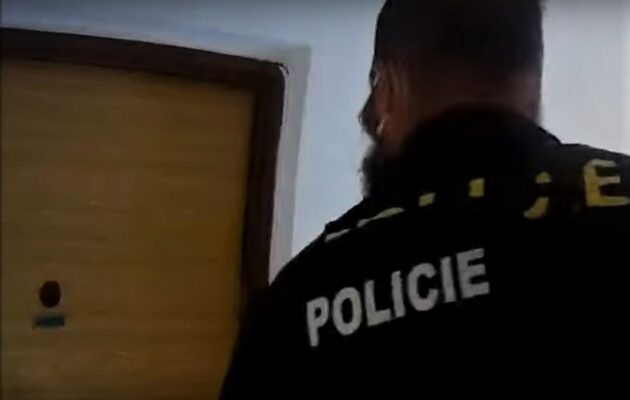 Po sousedské rozepři se agresor zabarikádoval doma, taser ho zpacifikoval