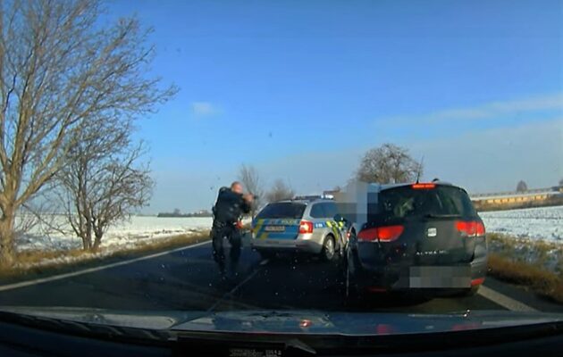 Neřidič jel po dálnici pod vlivem drog, v autě byla nalezena plynová pistole