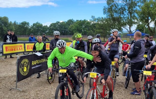 Závodilo se a pomáhalo. Cyklisté v maratonu přispěli dětem