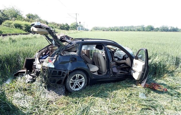 Řidič auta, které se na přejezdu srazilo s vlakem, na následky zranění zemřel