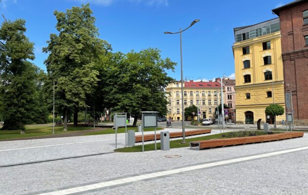Prostor před zimním stadionem je opět otevřený veřejnosti