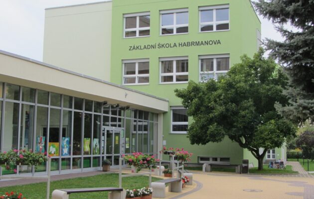 Školy zůstanou otevřené, kvůli covidu se ale nebude zpívat