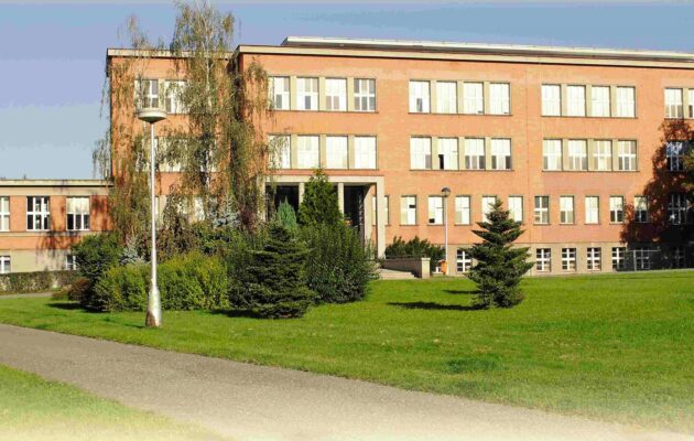 Prázdniny se chýlí ke konci. Co čeká žáky a studenty ve školách?