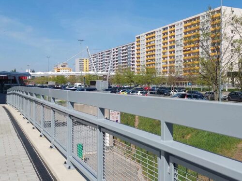 Tragédie na na Benešově třídě. Muž zemřel po pádu z devátého patra