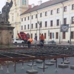 OBRAZEM: Kolem mariánského sloupu už roste kluziště. Bruslit na něm bude moct až 100 lidí