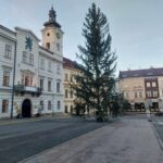 Na hradeckých náměstích už stojí oba vánoční stromy. Jak se vám líbí?