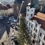 Na hradeckých náměstích už stojí oba vánoční stromy. Jak se vám líbí?