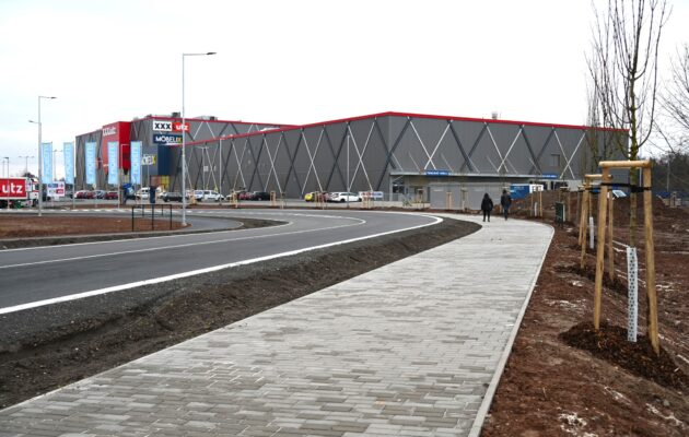 FOTO: Zóny Tesco a Makro v Hradci Králové mají po 20 letech přímé propojení
