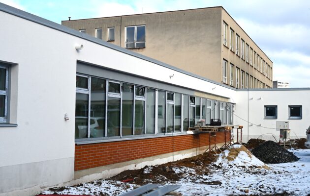 Další posun na Střezině. Proměnou prošel objekt se vstupem a kancelářemi
