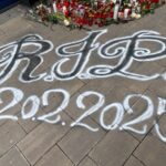OBRAZEM: Lidé u obchodu, kde byly zavražděny dvě ženy, vytvořili pietní místo