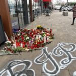 OBRAZEM: Lidé u obchodu, kde byly zavražděny dvě ženy, vytvořili pietní místo