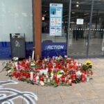 OBRAZEM: Lidé u obchodu, kde byly zavražděny dvě ženy, vytvořili pietní místo