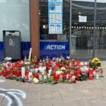 OBRAZEM: Lidé u obchodu, kde byly zavražděny dvě ženy, vytvořili pietní místo