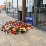OBRAZEM: Lidé u obchodu, kde byly zavražděny dvě ženy, vytvořili pietní místo