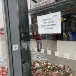 OBRAZEM: Lidé u obchodu, kde byly zavražděny dvě ženy, vytvořili pietní místo