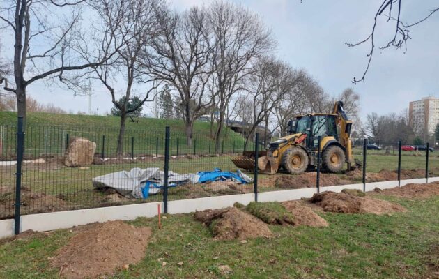 OBRAZEM: U Flošny vzniká první psí park v Hradci Králové