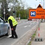 FOTO: K hlavní bráně do nemocnice jen přes parkoviště. Ze Zborovské už neodbočíte