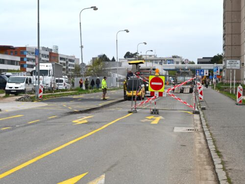 FOTO: K hlavní bráně do nemocnice jen přes parkoviště. Ze Zborovské už neodbočíte