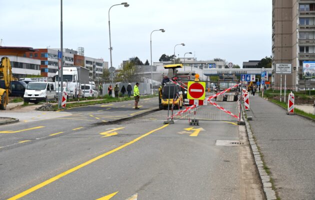 FOTO: K hlavní bráně do nemocnice jen přes parkoviště. Ze Zborovské už neodbočíte