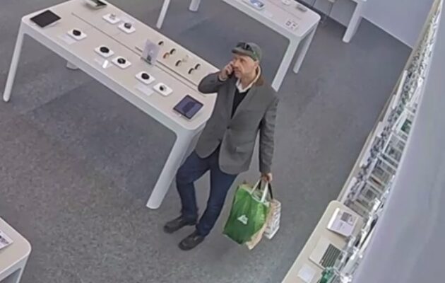 Muž ukradl z prodejny ve Futuru sluchátka za 32 tisíc. Poznáte ho?