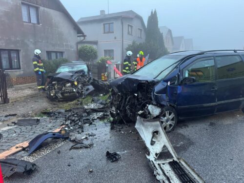 Ranní nehoda dvou osobních aut u Holohlav si vyžádala tři zraněné