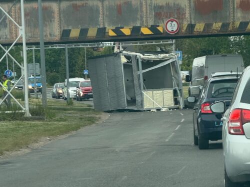 Už zase! Náklaďák se nevešel pod viadukt v ulici Jana Černého
