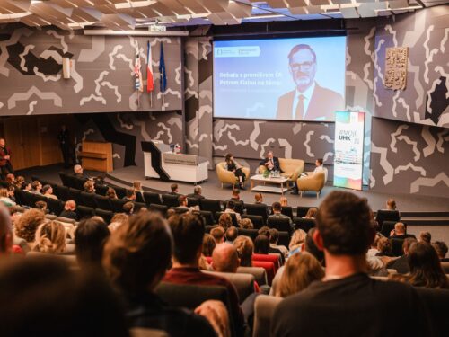 Na UHK debatoval premiér Fiala. Univerzita odmítá kritiku, že šlo o předvolební kampaň