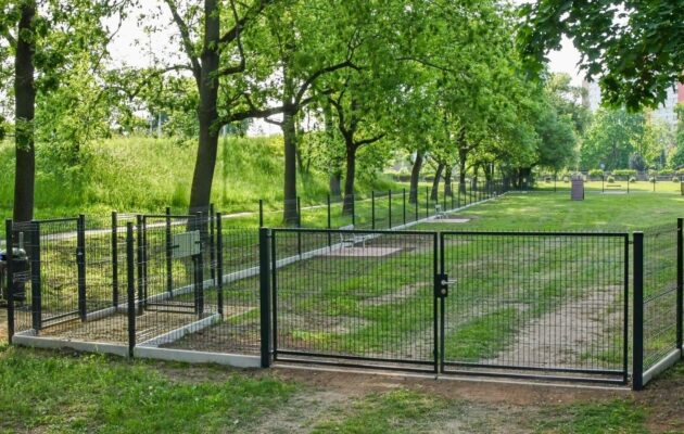 FOTO: U Flošny otevřel první psí park v Hradci. V provozu je denně od 8 do 21 hodin