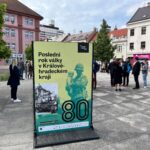Na náměstí 28. října odstartovala výstava přinášející 16 příběhů z konce války