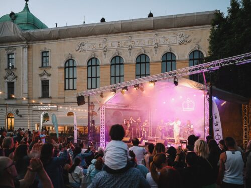 Hradec má za sebou velkolepý červen. V červenci oslaví 800 let unikátní podívanou na noční obloze