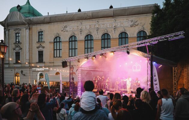 Hradec má za sebou velkolepý červen. V červenci oslaví 800 let unikátní podívanou na noční obloze