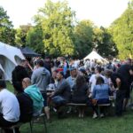FOTO: V Hradci začal divadelní festival Regiony. Ulice zaplnily stovky lidí