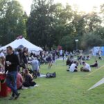 FOTO: V Hradci začal divadelní festival Regiony. Ulice zaplnily stovky lidí